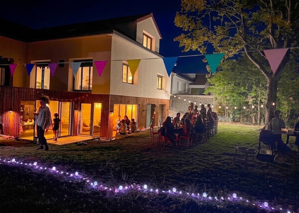 Dîner d'été partagé dans le jardin du coliving Spot Larrey à Vitry-sur-Seine (94400)